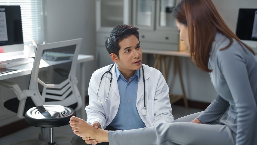 Consultation médicale spécialiste du pied examen clinique cabinet lumineux